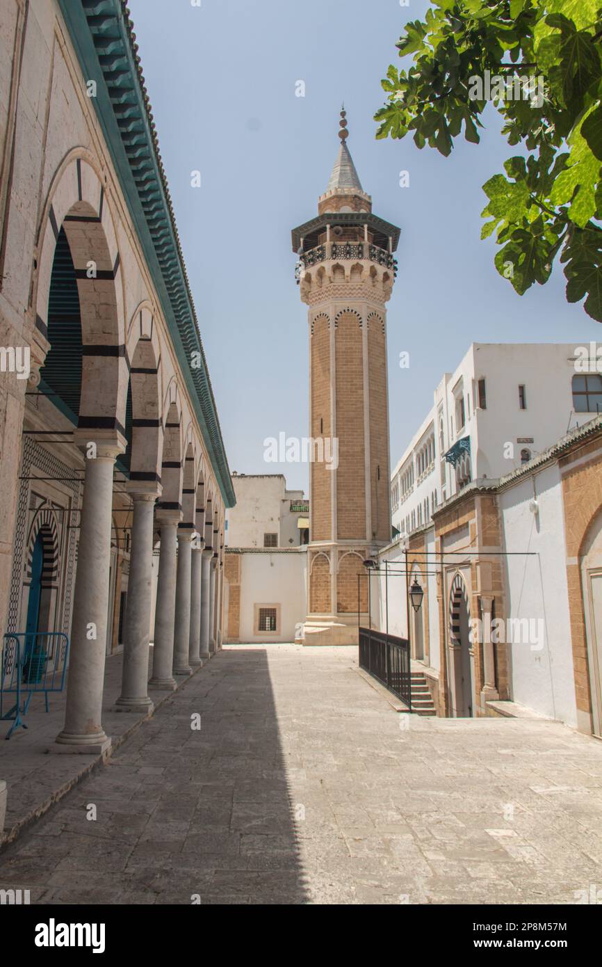 Tunis, Tunusia, Minarett der Youssef-Dey-Moschee im Medina-Viertel von Tunis Stockfoto