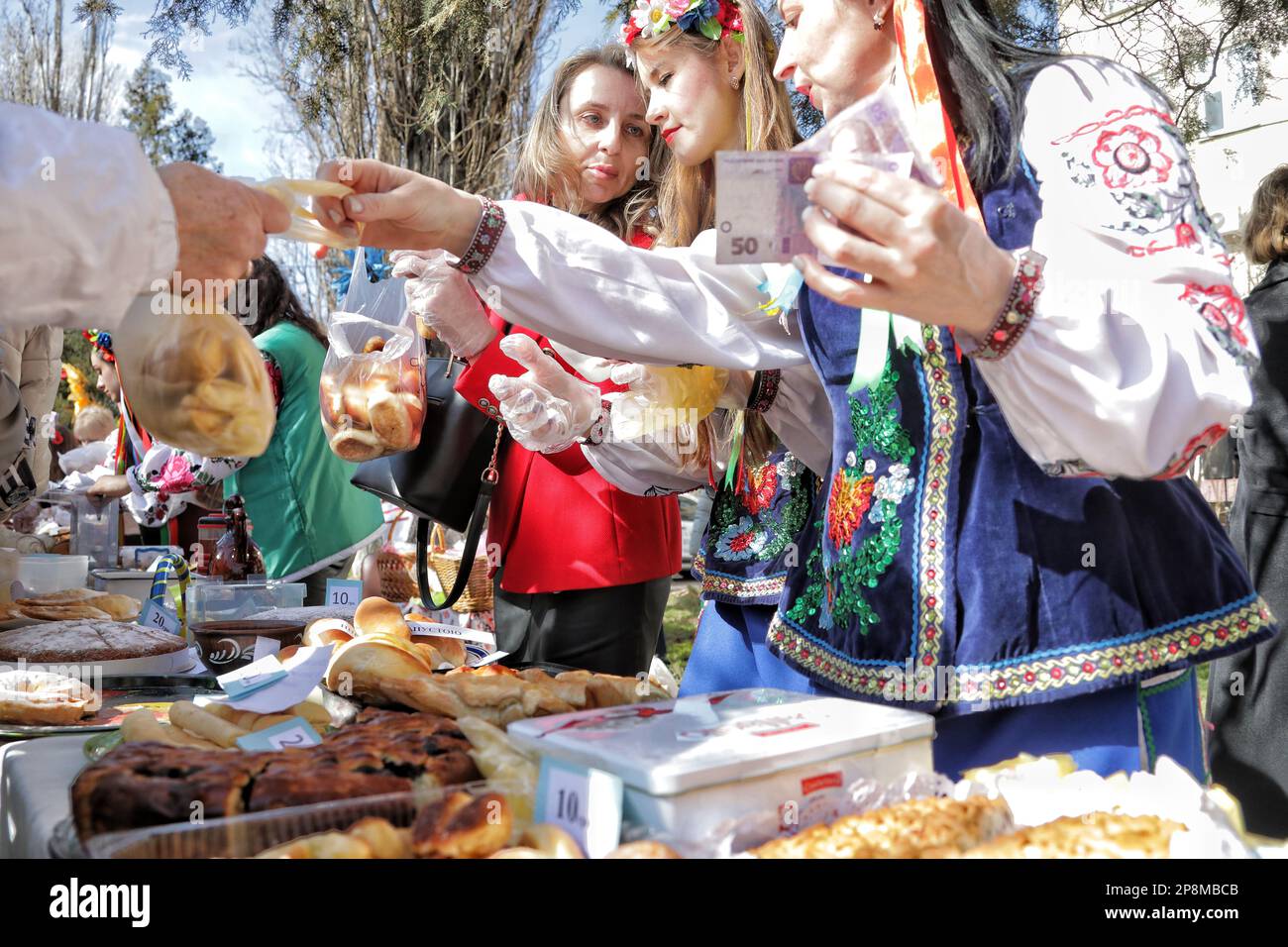 ODESA, UKRAINE - 9. MÄRZ 2023 - Lokale Gesundheitsdienstleister halten die dritte Benefit Fair zur Unterstützung der ukrainischen Streitkräfte, Odesa, Süd-Ukraine. Stockfoto