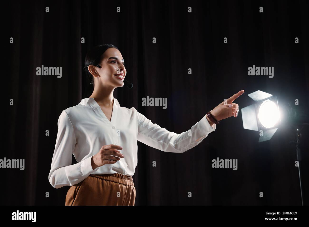 Motivationslautsprecher mit Headset, das auf der Bühne läuft Stockfoto