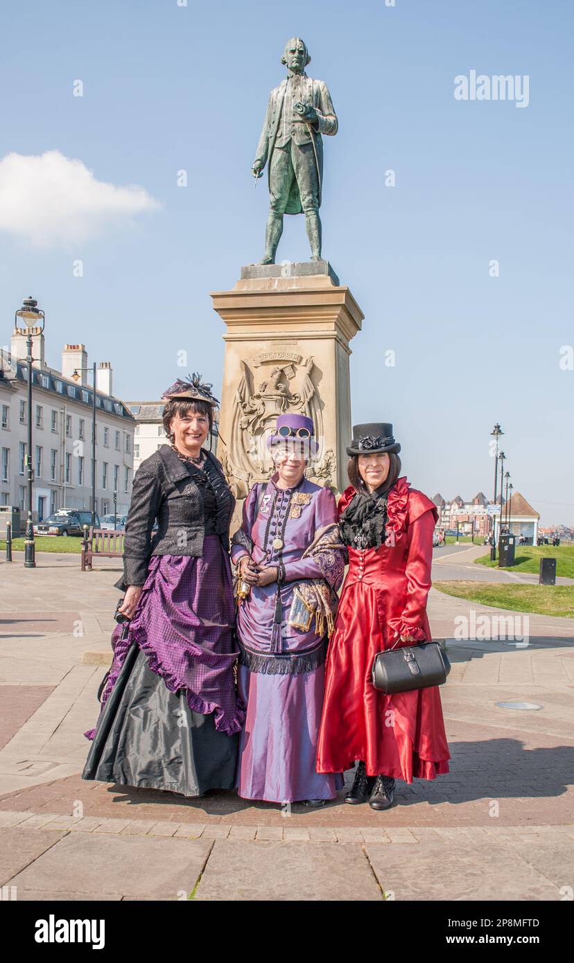 Goth Weekend Alternative Music Festival in Whitby wahrscheinlich 2014 (vielleicht sogar 2015?) Anziehende Anziehungskleider, Steampunk-Enthusiasten und natürlich gothen Stockfoto