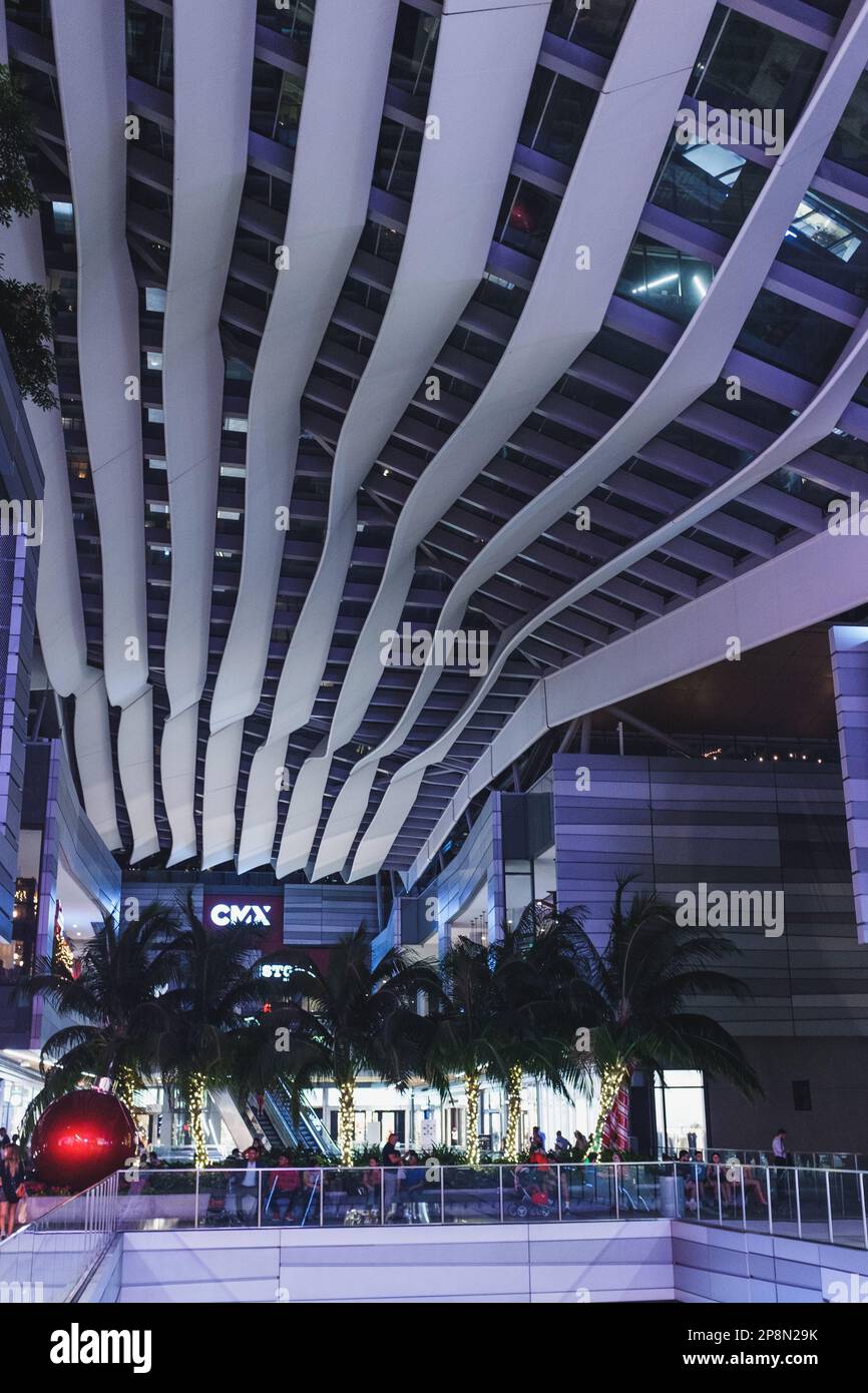 Ein vertikales Bild eines beeindruckenden architektonischen Dachdesigns von Brickell City Center. Miami, Florida. Stockfoto