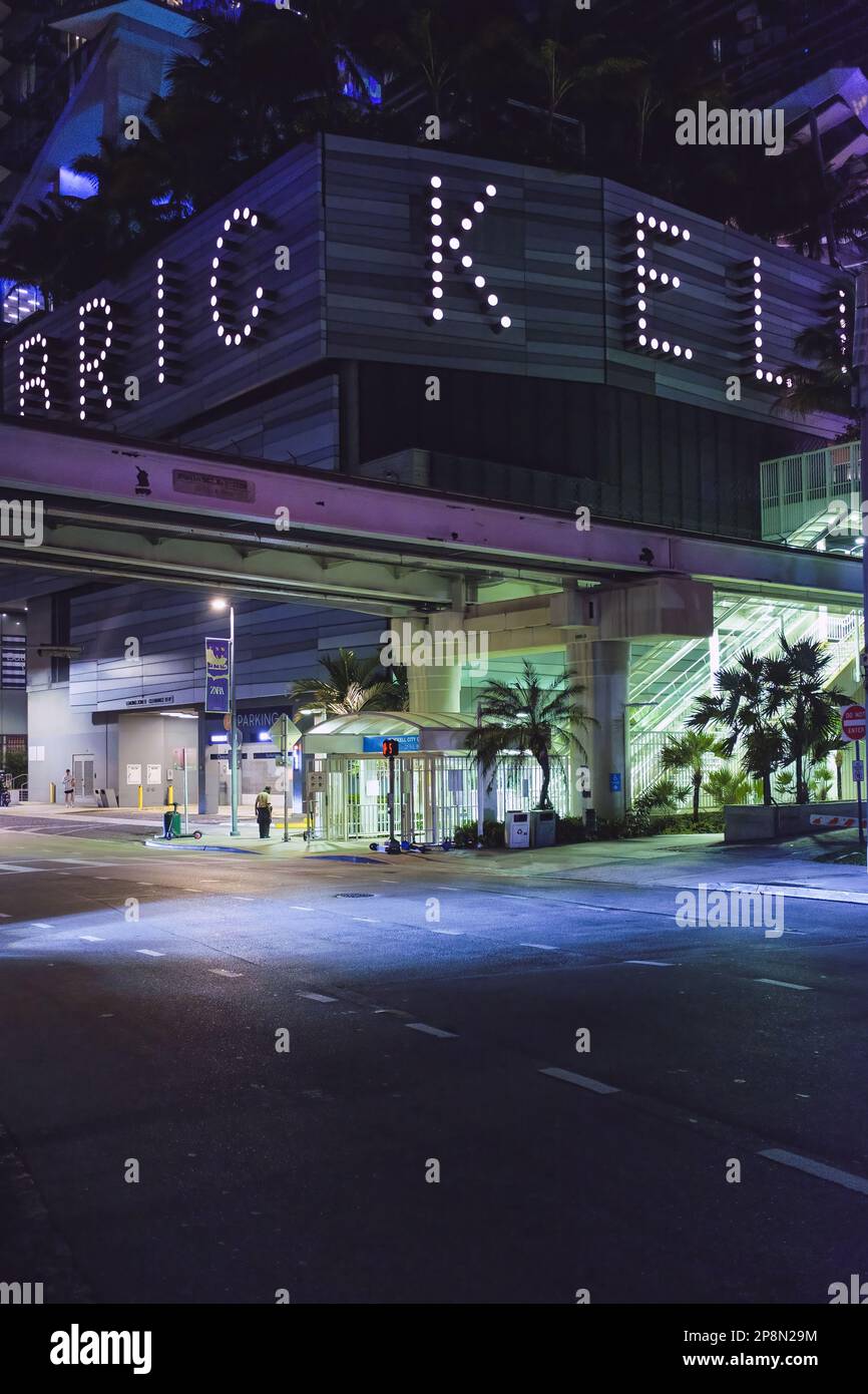 Ein vertikales Bild der nächtlichen Straßenlandschaft eines gehobenen Einkaufszentrums. Brickell City Center, Miami. Stockfoto