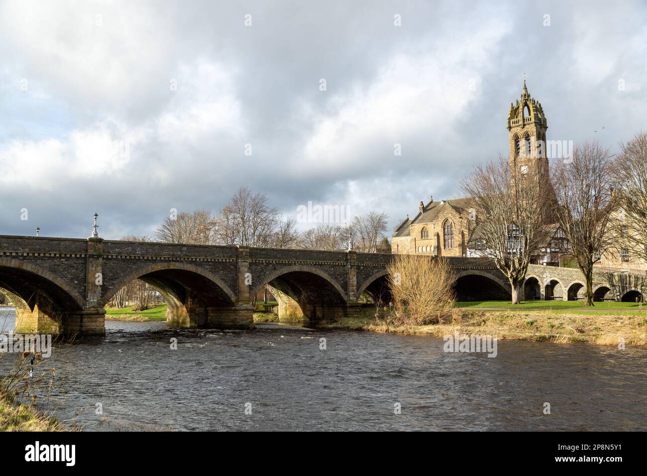 Die Tweed-Brücke über den Fluss Tweed in Peebles, Schottland Stockfoto