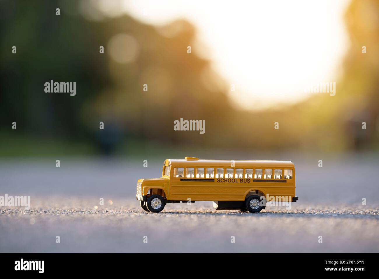 Modell eines klassischen amerikanischen gelben Schulbusses für den täglichen Transport von Kindern zur und von der Schule. Das Bildungskonzept in den USA. Stockfoto