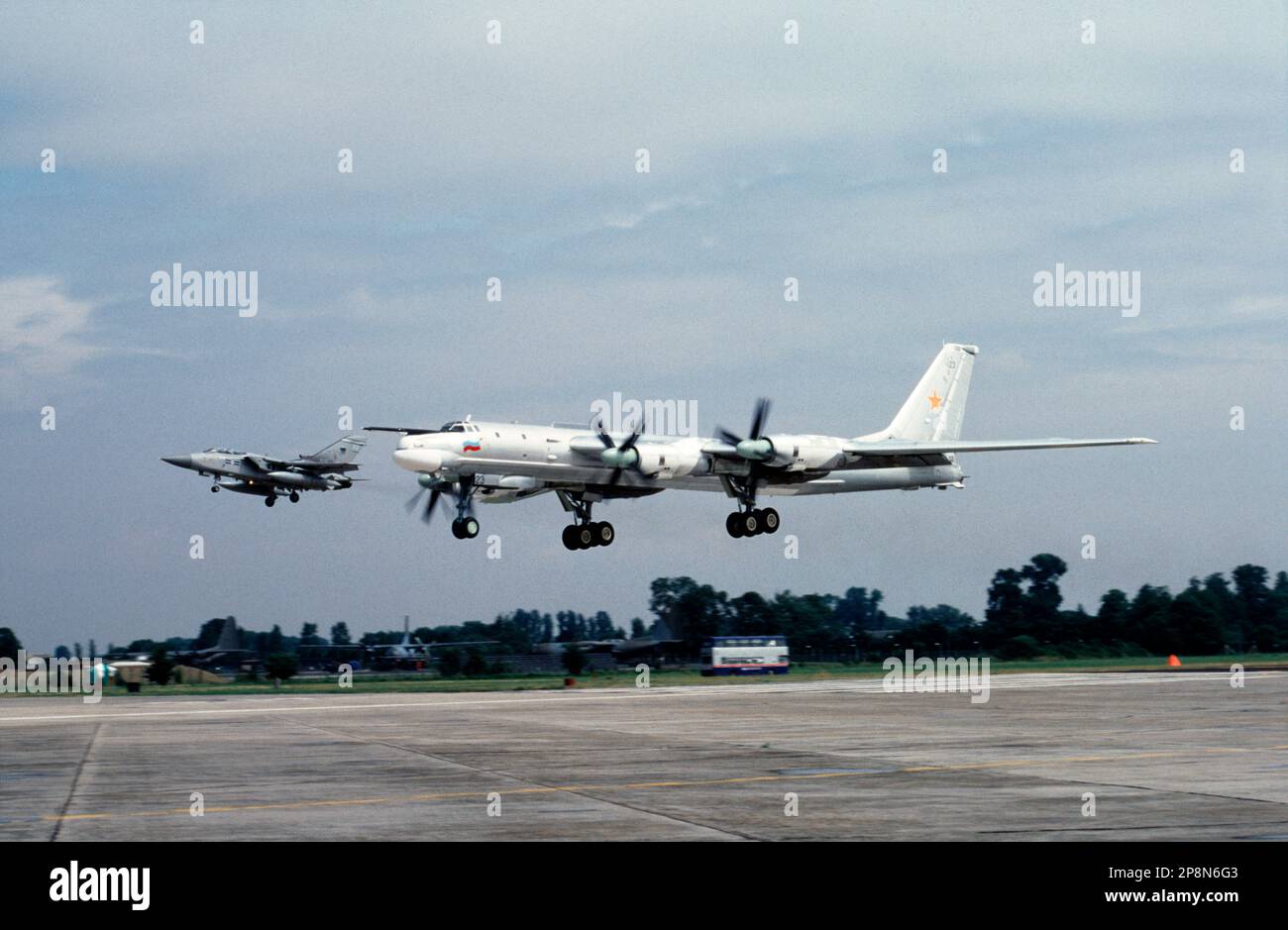 Tupolev TU-95 und Tornado F3 Stockfoto