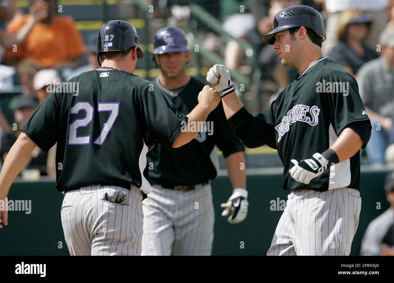 Colorado Rockies' Ian Stewart, right, is congratulated by Garrett Atkins after hitting a two-run home run off of Oakland Athletics' Sean Gallagher in the third inning of their spring training baseball game in Phoenix, Sunday, March 29, 2009. (AP Photo/Jeff Chiu) Stockfoto