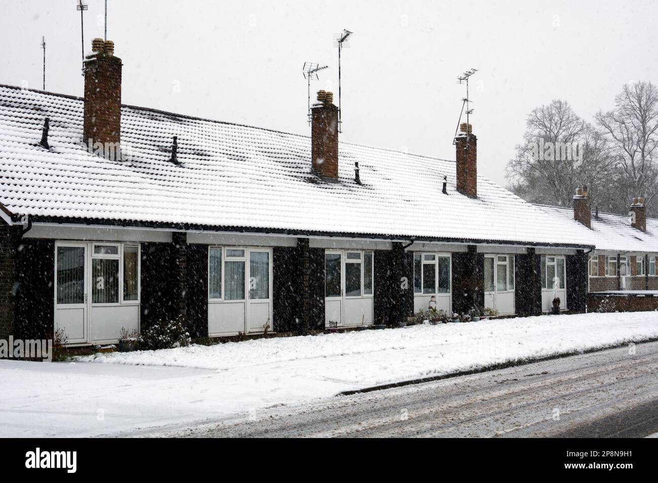 Bungalows für ältere Menschen bei Schneewetter, Warwick, Warwickshire, Großbritannien Stockfoto