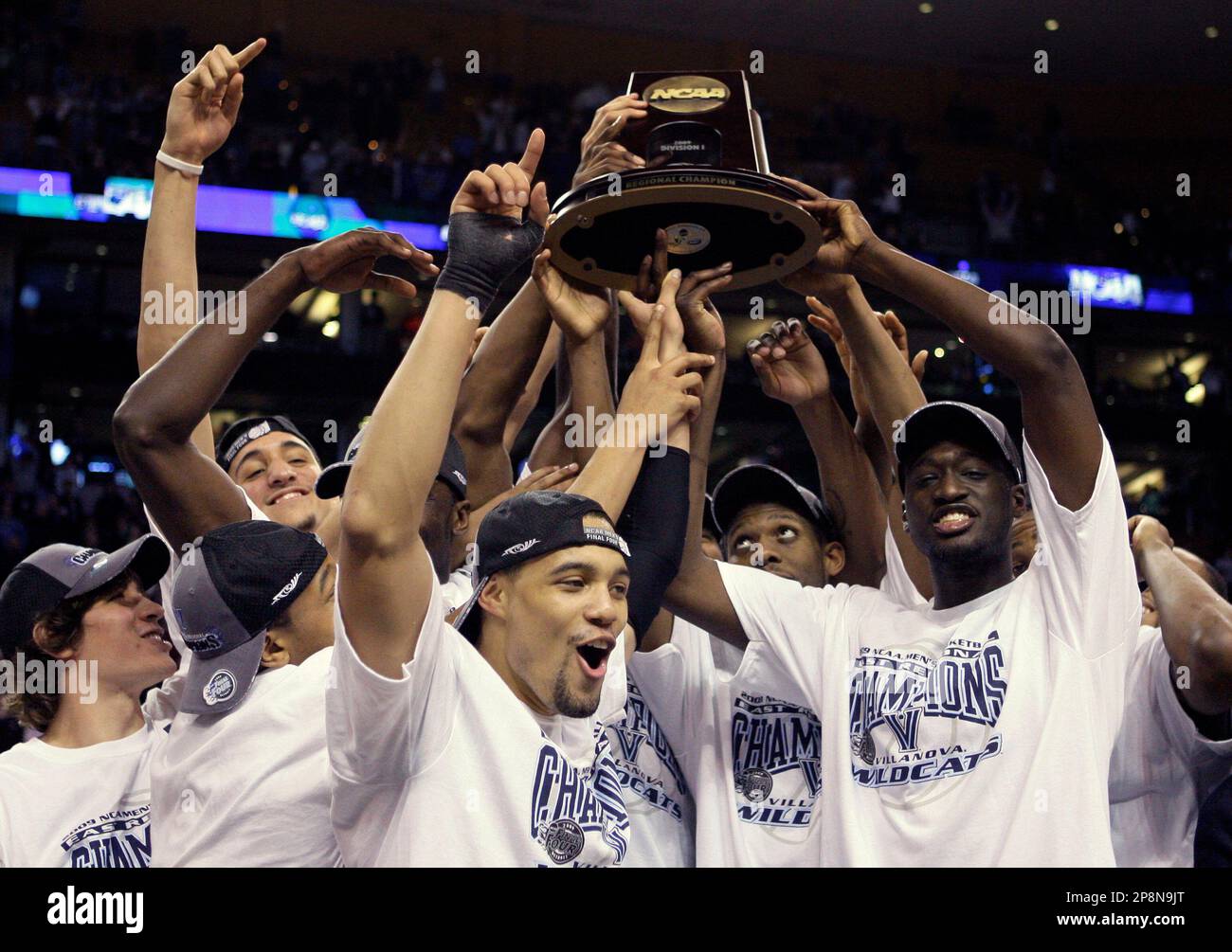 Villanova players celebrate with the trophy after defeating Pittsburgh, 78-76 during a men's NCAA tournament regional championship college basketball game in Boston, Saturday, March 28, 2009. Villanova advances to the Final Four. (AP Photo/Elise Amendola) Stockfoto