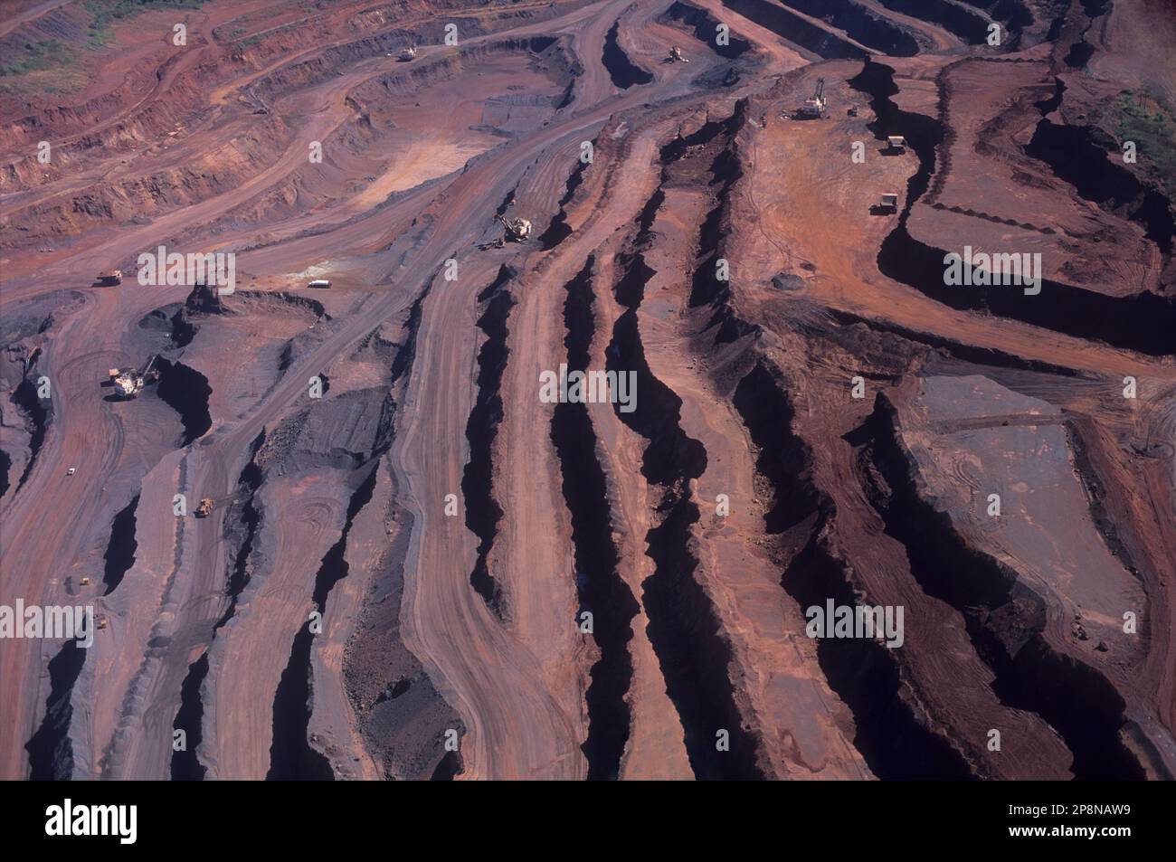 Aus der Vogelperspektive der Carajás Tagebau, der größten Eisenmine der Welt, Bundesstaat Pará, Brasilien, Südamerika. Stockfoto