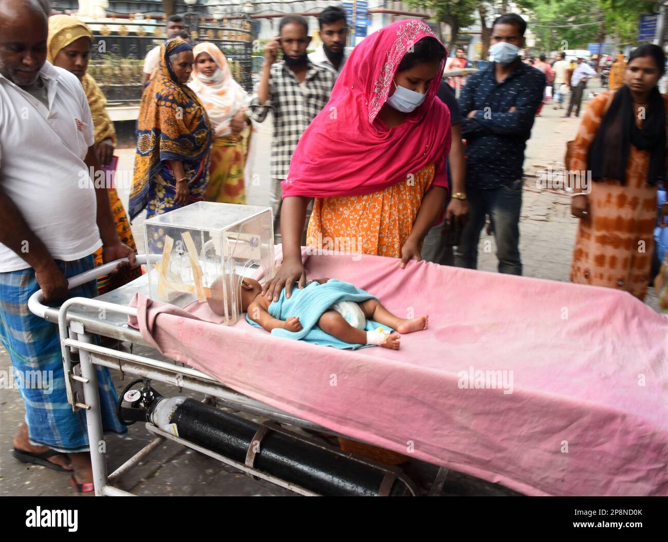 Kalkutta, Westbengalen, Indien. 1. Januar 2014. Ein Baby, das an einer akuten Atemwegsinfektion leidet, gesehen in einem staatlichen Kinderkrankenhaus. Adenovirus trifft die Stadt; 4 bis 5 Kinder sterben in Kalkutta durch Adenovirus. Den Berichten zufolge sind Kinder hauptsächlich betroffen. (Kreditbild: © Sandip Saha/Pacific Press via ZUMA Press Wire) NUR REDAKTIONELLE VERWENDUNG! Nicht für den kommerziellen GEBRAUCH! Stockfoto