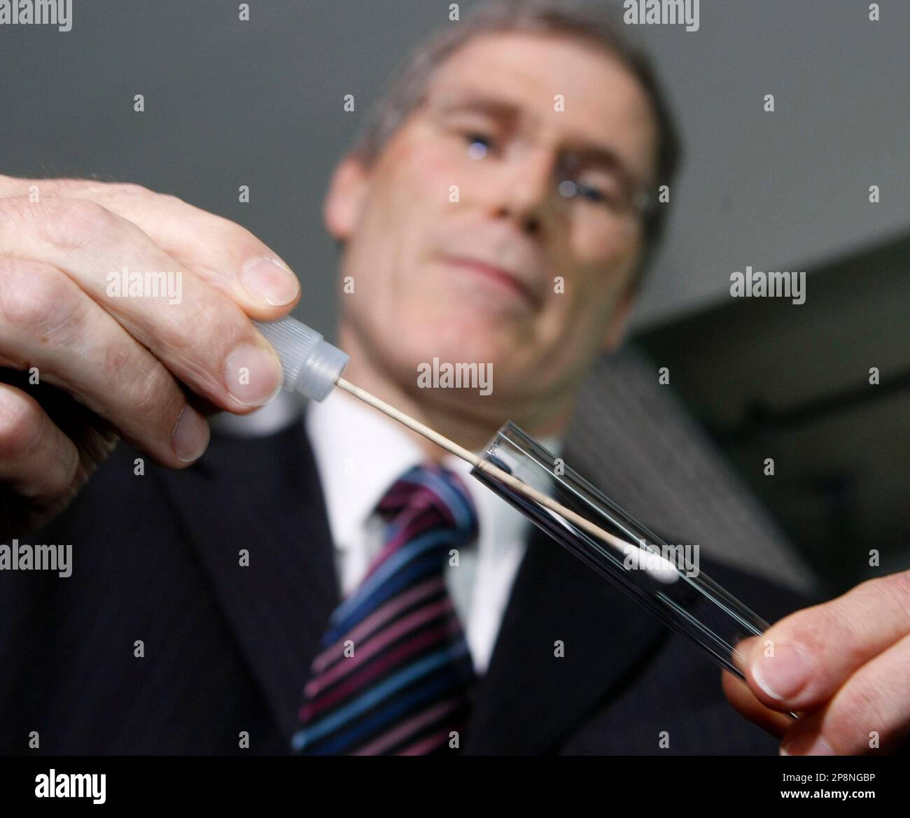 Guenther Knebel, Leiter der Abteilung Forschung der Greiner bioone GmbH, zeigt am Freitag, 27