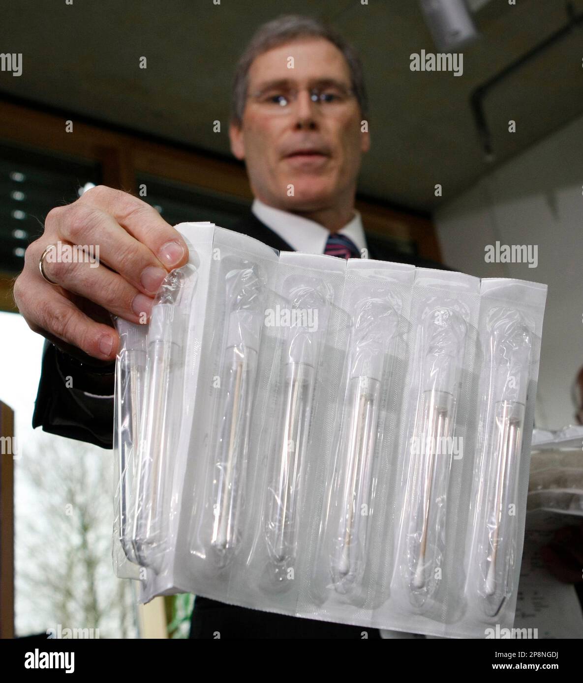 Guenther Knebel, Leiter der Abteilung Forschung der Greiner bioone GmbH, zeigt am Freitag, 27