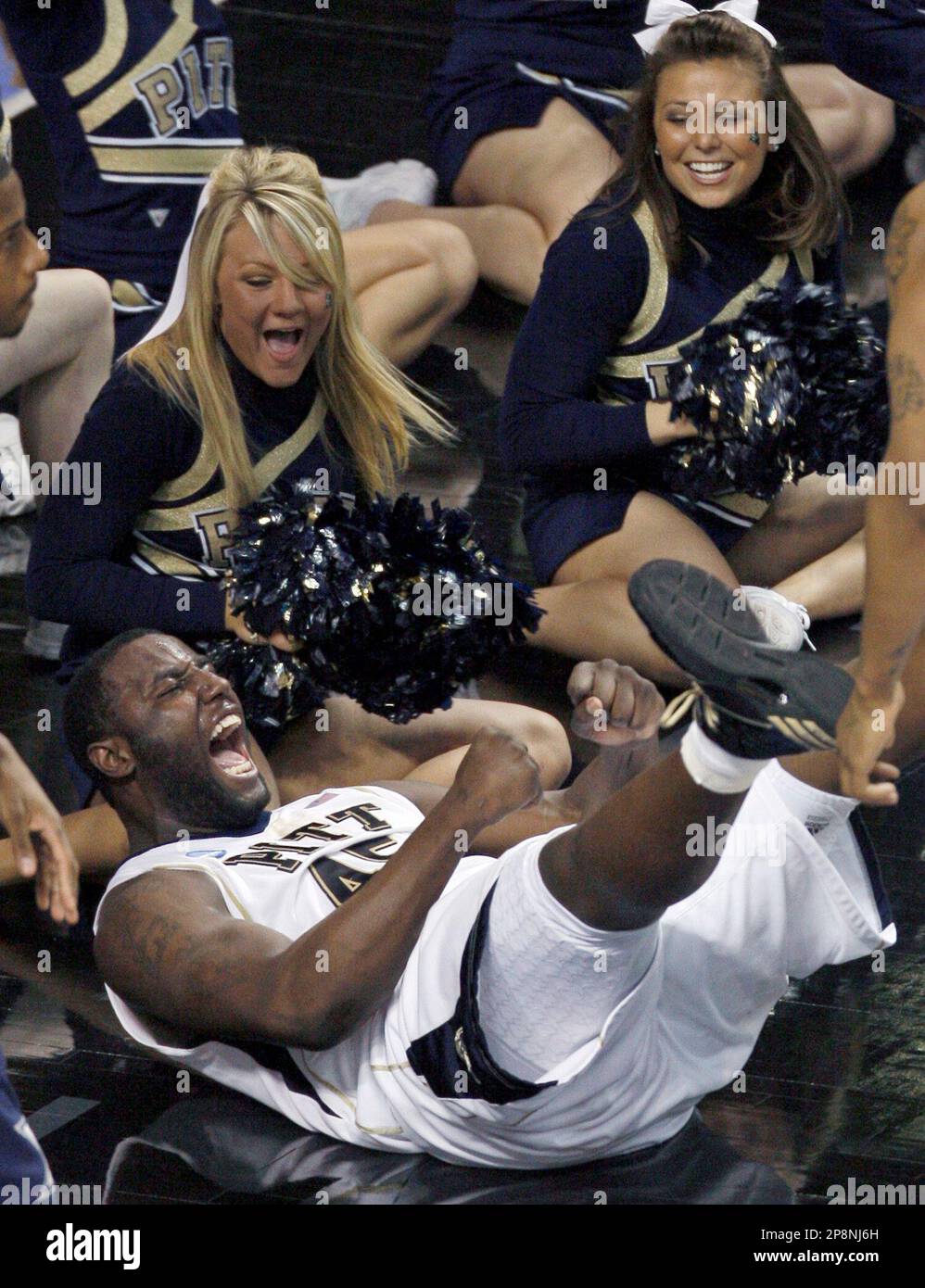 Pittsburgh forward DeJuan Blair (45) reacts after making a basket in the second half of a men's NCAA tournament regional semifinal college basketball game against Xavier in Boston, Thursday, March 26, 2009. (AP Photo/Winslow Townson) Stockfoto
