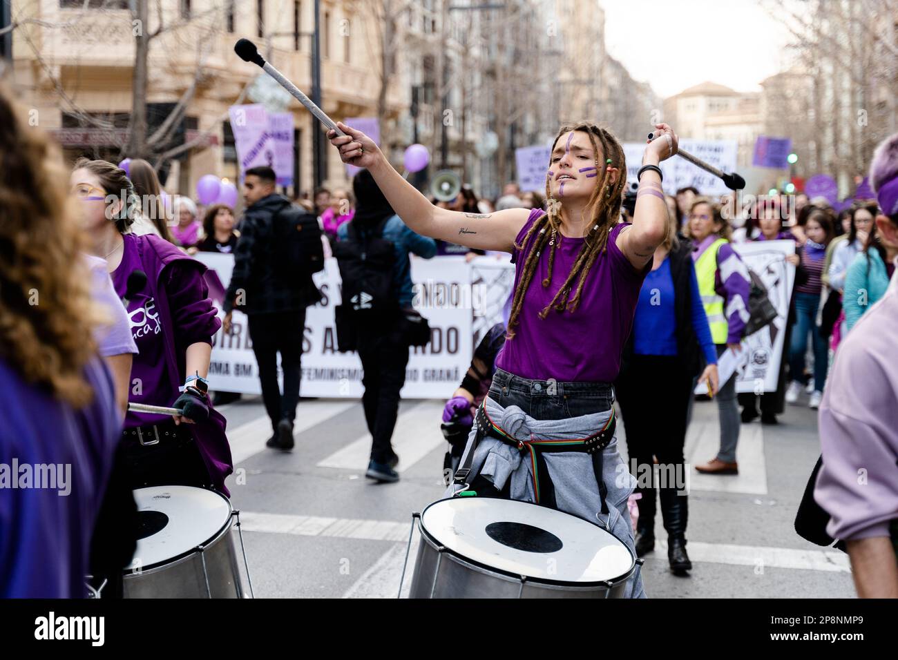 Leute demonstrieren auf den Straßen von Granada, am internationalen Frauentag Stockfoto