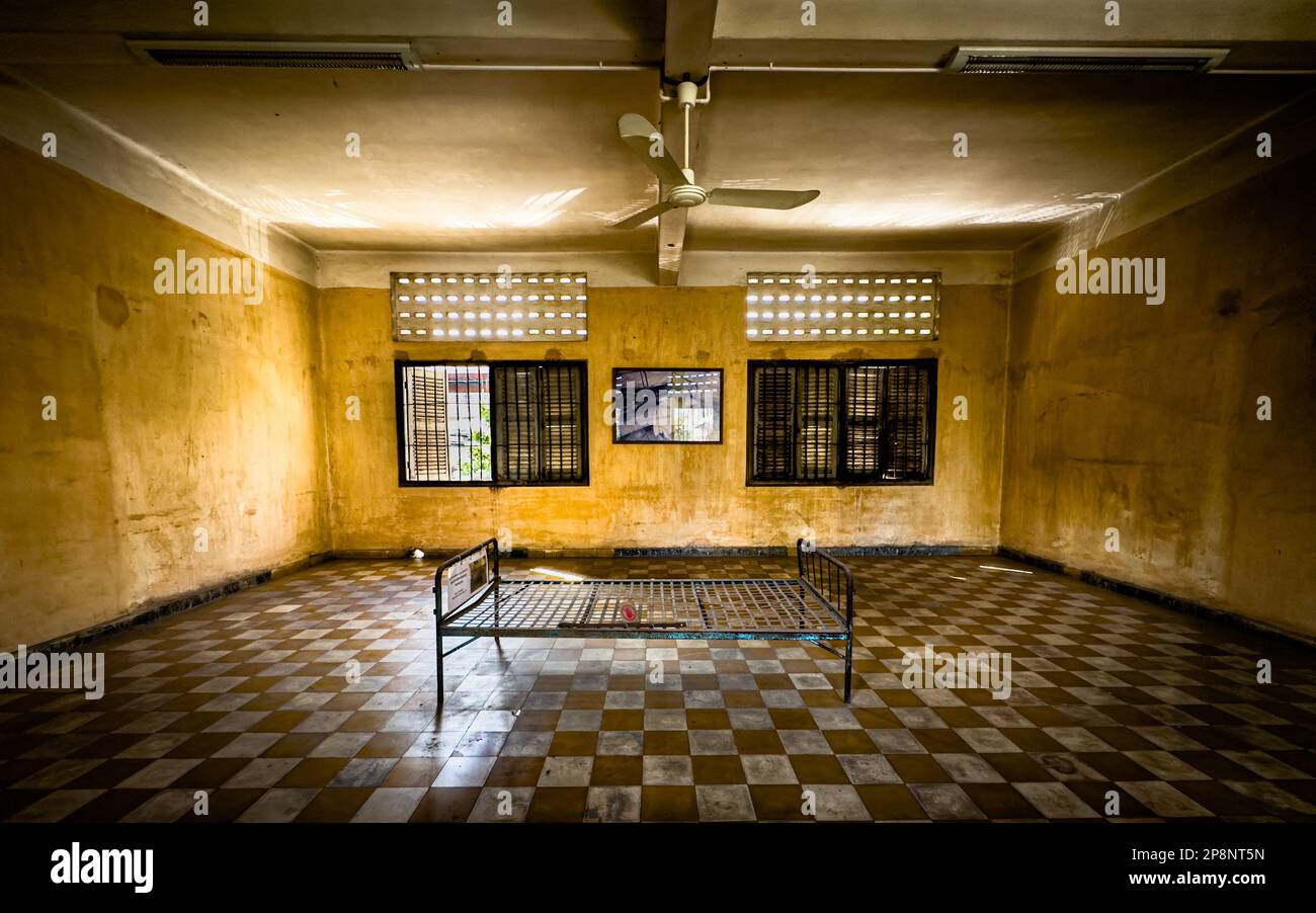 Ein Bettgestell aus Stahl in einer Folterzelle, die aus einem ehemaligen Klassenzimmer im Tuol Sleng oder S-21 Folter- und Völkermord-Museum Phnom Penh, Kambodscha, umgebaut wurde Stockfoto
