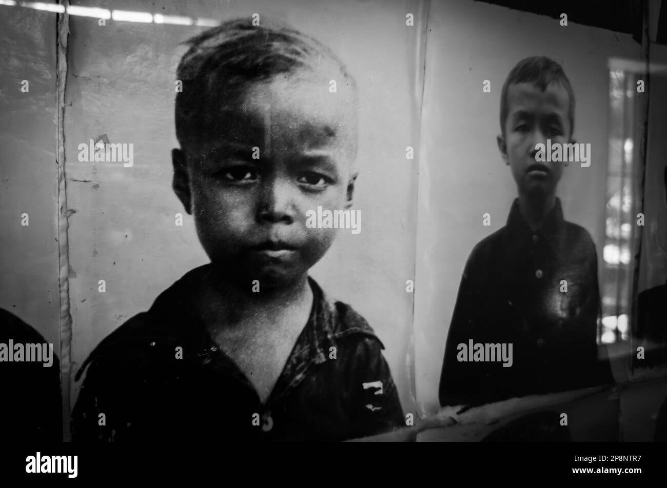 Porträts von Kindern, die vor der Ermordung durch die Roten Khmer im Tuol Sleng oder S-21 Folter- und Völkermord-Museum in Phnom Penh, Kambodscha, aufgenommen wurden Stockfoto
