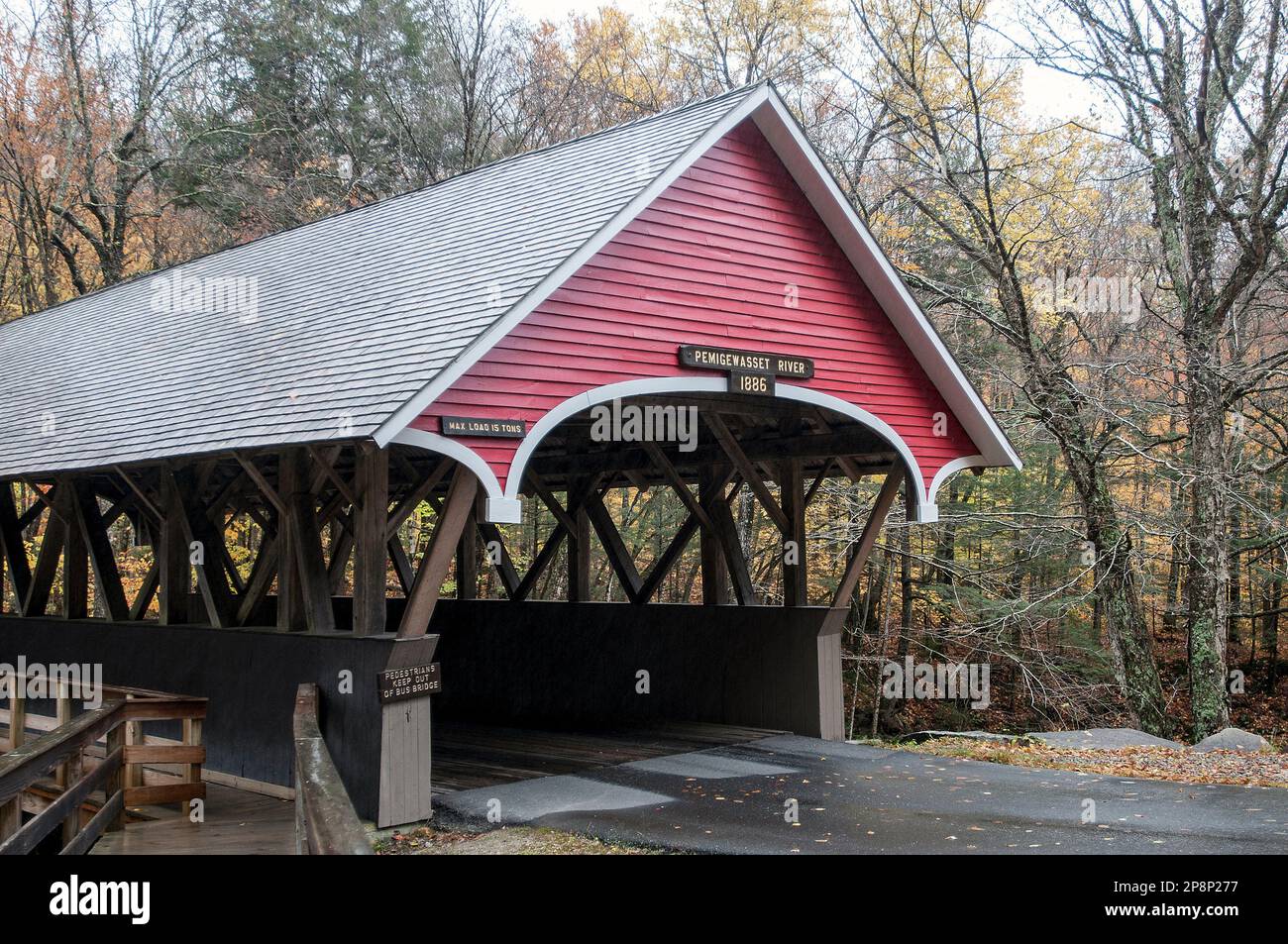 Die Flume Covered Bridge überquert den Pemigewasset River im White Mountain National Forest von New Hampshire. Dies ist eine der ältesten überdachten Brücken. Stockfoto