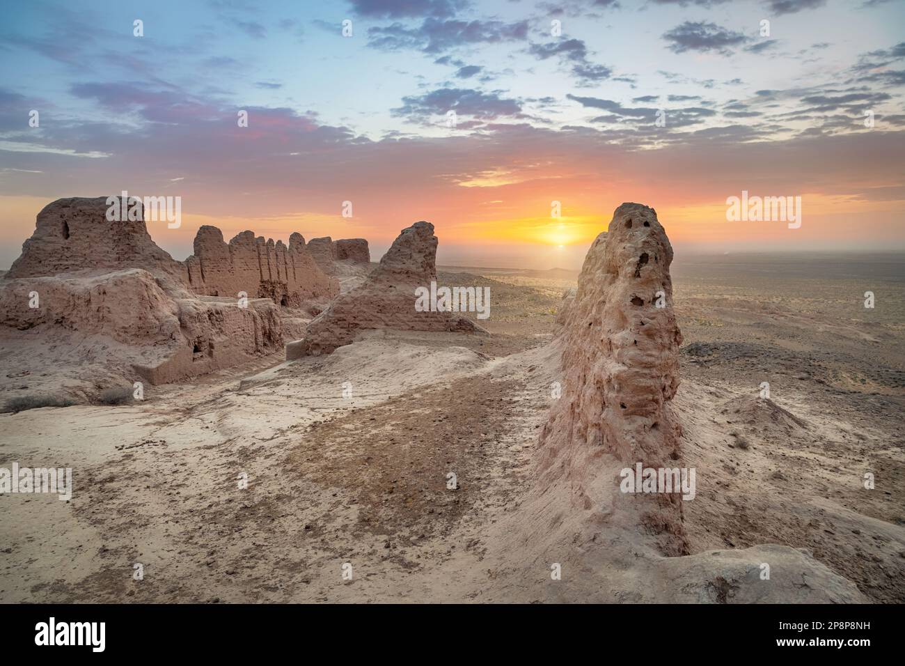 Ruinen der alten Khorezm-Festung Ayaz Kala in der Wüste von Kyzylkum bei Sonnenaufgang, Usbekistan Stockfoto