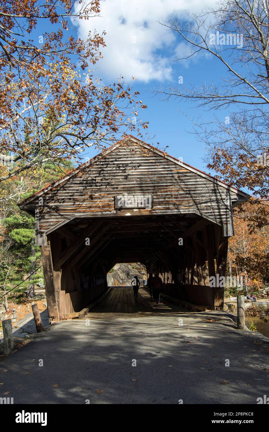 Eingang der Albany Covered Bridge, ca. 1858, Albany, New Hampshire über den Swift River, White Mountains National Forest. Stockfoto