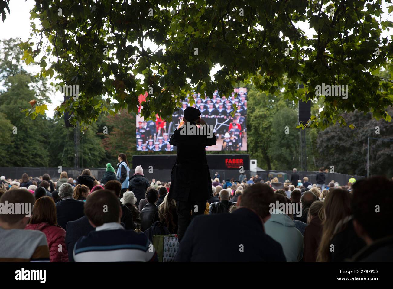 Auf einem großen Bildschirm im Hyde Park, London, werden die Fernsehübertragungen über den Tag der Beerdigung der verstorbenen Königin Elizabeth II. Verfolgt. Stockfoto