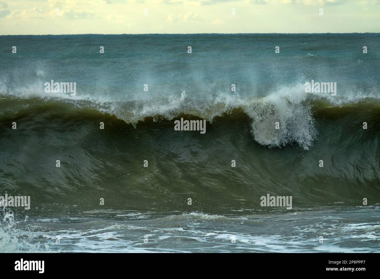 Alle zehn Jahre kommt es zu einem Sturm mit sieben Punkten. Kataklysmen und Wetterphänomene auf See, Stürme und Hurrikane im Herbst Stockfoto