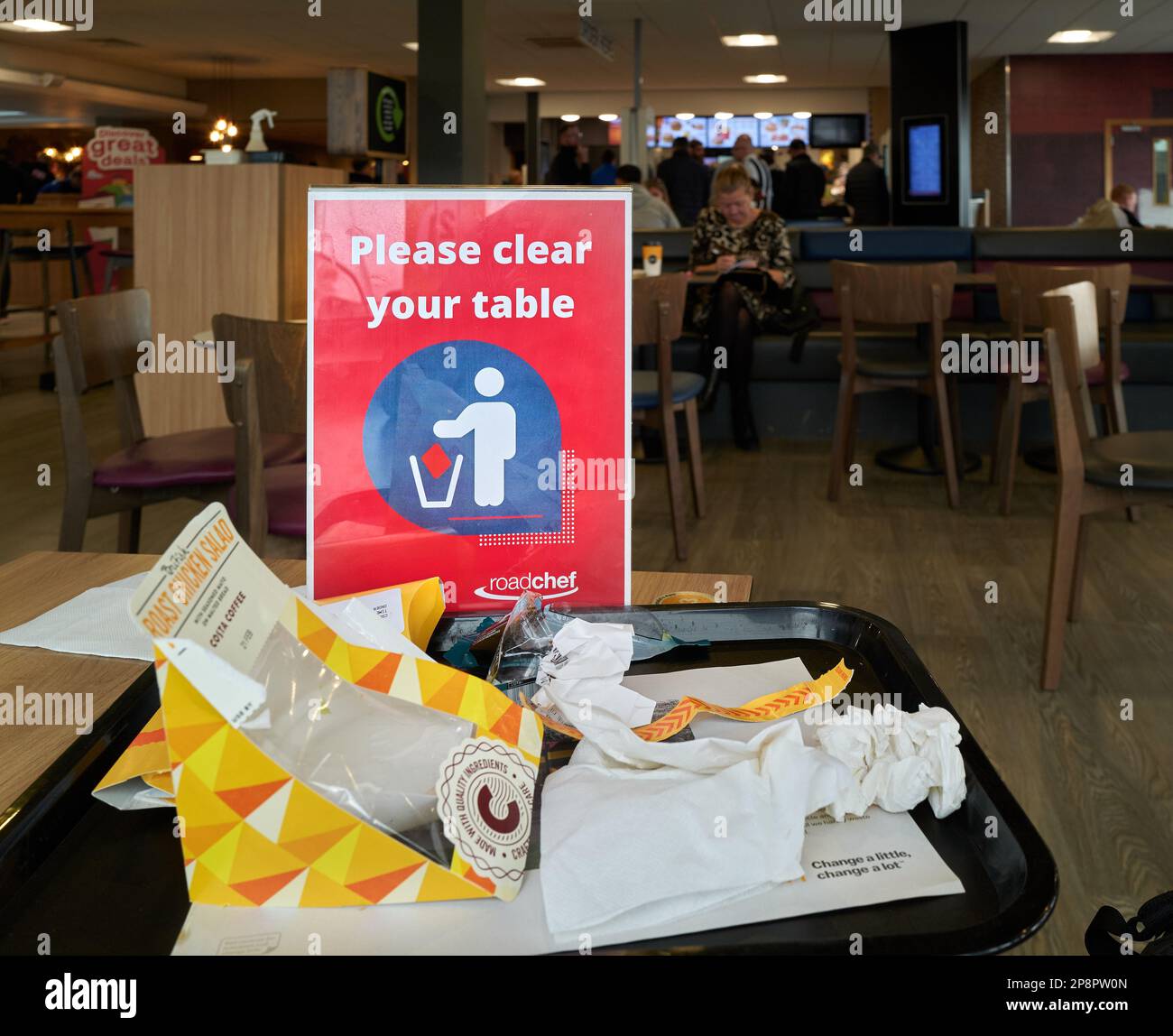 "Bitte räumen Sie Ihren Tisch ab" auf einem Tisch in MacDonald's Café in einem Servicebereich an der A1 Road, England. Stockfoto