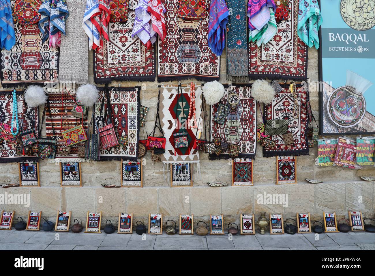 Souvenirs zum Verkauf in der Altstadt von Baku in Aserbaidschan Stockfoto