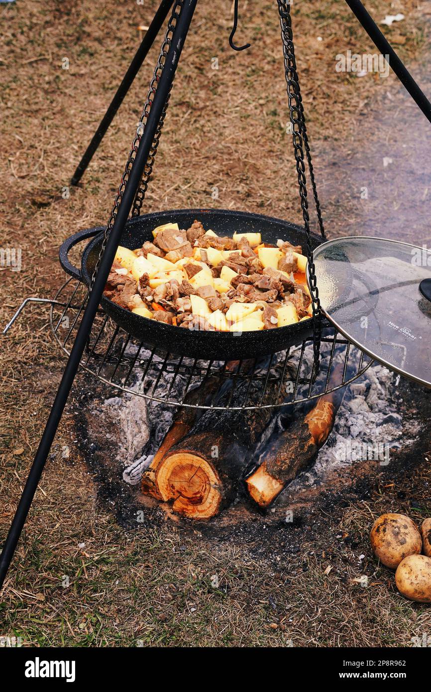 Kuurdak (куурдак) ist ein traditionelles kirgisisches Gericht und eines der ältesten Rezepte in Zentralasien. Dieses Fleischgericht ist eines der einfachsten und einfachsten Rezepte. Traditionell wird Hammel- (Lamm-), Pferde- und/oder Organfleisch verwendet, das in reichlich Fett vom Tier gekocht wird. Heutzutage können Sie Fleisch verwenden, das Sie mögen oder zur Hand haben, wie z. B. Rindfleisch oder Huhn. Fettiges Fleisch funktioniert jedoch am besten bei diesem Gericht, da das tierische Fett das Fleisch umhüllt und dem Gericht seinen traditionellsten, schönen Geschmack verleiht. Kasachstan. Stockfoto