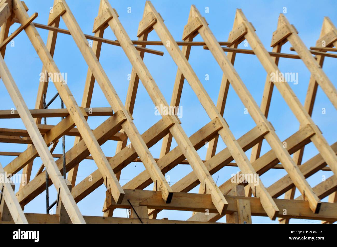 Holz wird beim Bau oder beim Umbau des Dachs verwendet. Stockfoto