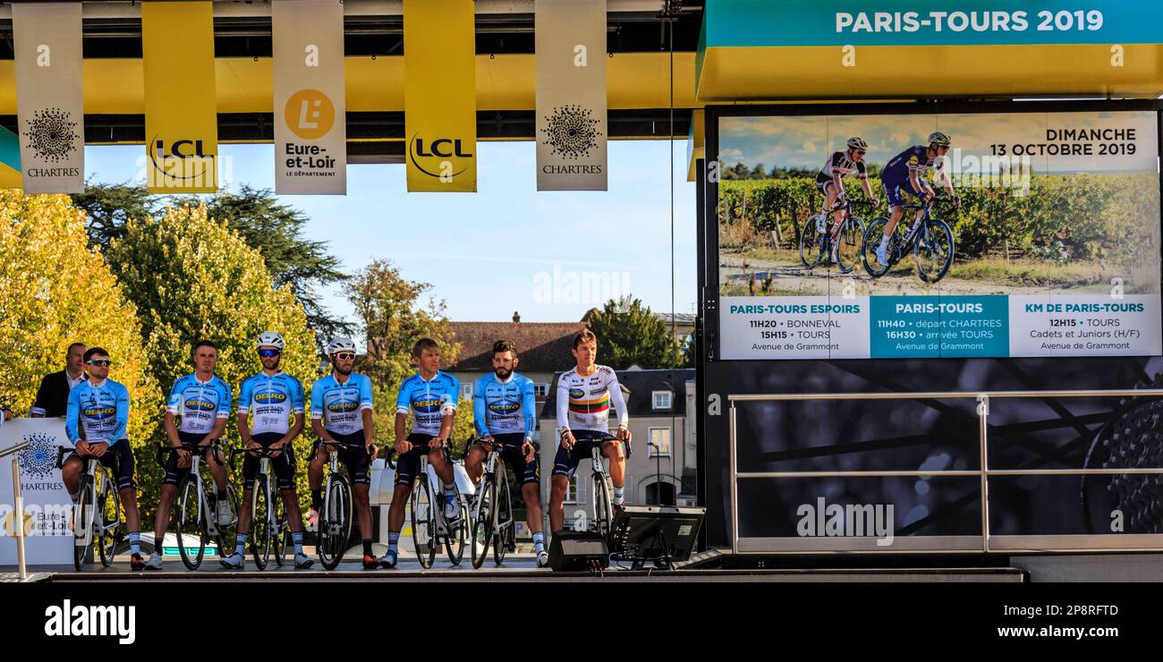 Chartres, Frankreich - 13. Oktober 2019: Team Delko-Marseille Provence ist auf dem Podium in Chartres, während der Team-Präsentation vor dem Herbst Frenc Stockfoto