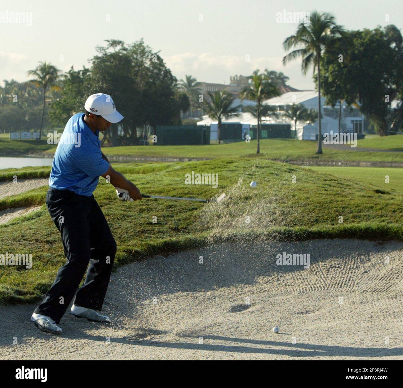 Golfer Tiger Woods hits out of a sand trap on the tenth hole during a practice round at the CA Championship Wednesday March 11, 2009, in Doral, Fla. (AP Photo/Wilfredo Lee) Stockfoto