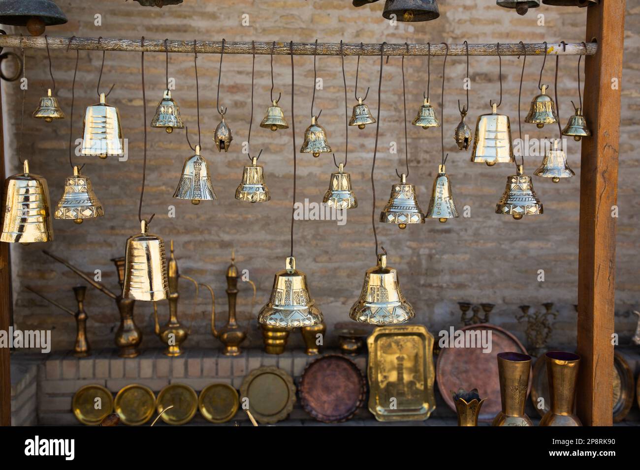 Bells for Sale, Toqi Zargaron (Trading Dome), Buhkara, Usbekistan Stockfoto