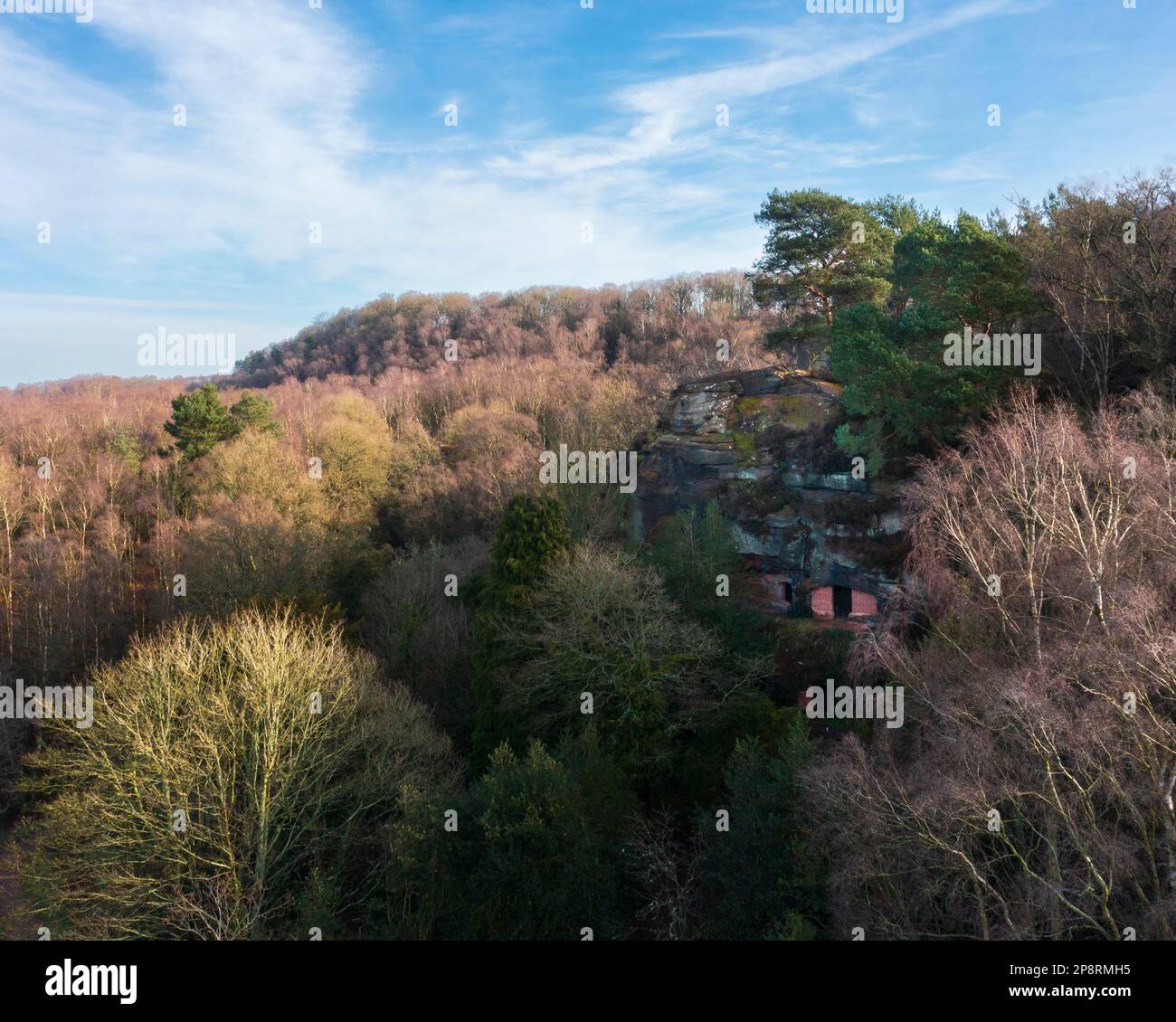 England, West Midlands, Kinver Edge. Luftaufnahme von Vale's Rock und dem Sandsteinkamm, der Kinver Edge bildet - Ein beliebter Ort für Spaziergänge in Staffords Stockfoto