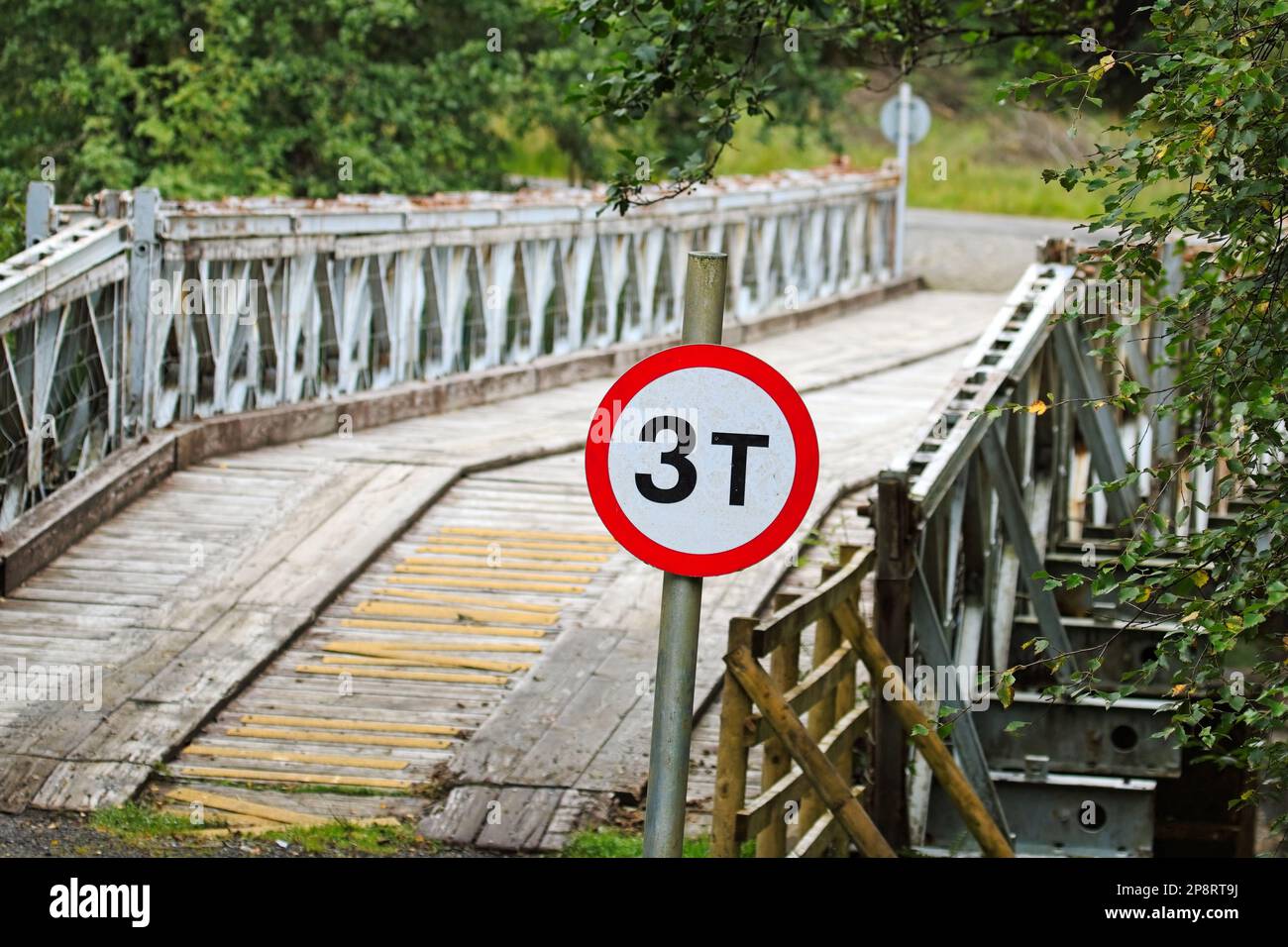 Rundes Schild mit einem Höchstgewicht von 3 Tonnen am Eingang einer alten Baily-Brücke Stockfoto