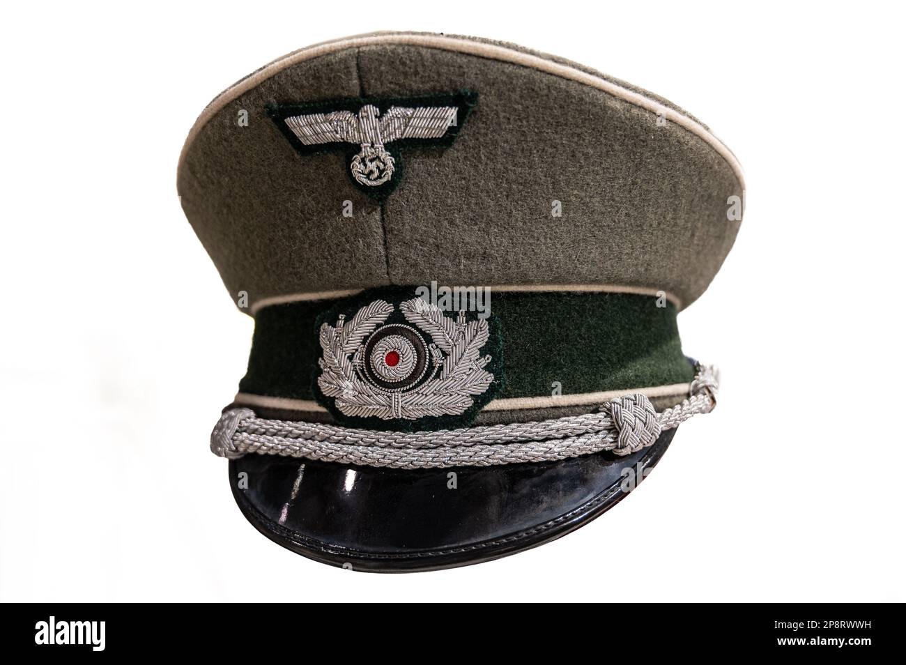 Visierkappe des Wehrmacht-Infanterieoffiziers isoliert auf weißem Hintergrund Stockfoto