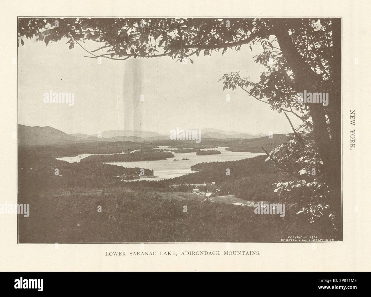 New York. Lower Saranac Lake, Adirondack Mountains 1907 Jahre altes Antiquitätenmuster Stockfoto