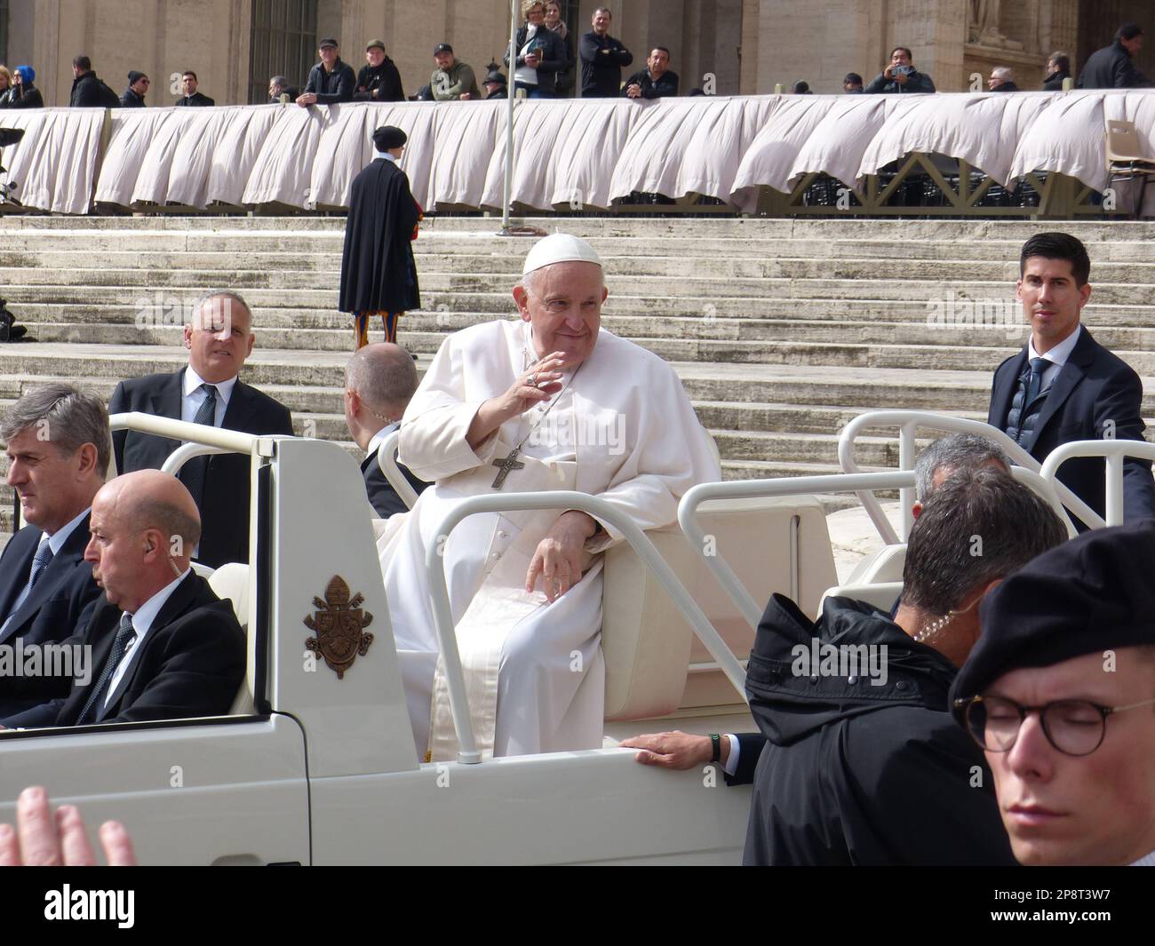 Citta del Vaticano, 01120 Vatikanstadt, 8. März 2023. Papst Franziskus leitet eine ökumenische Sonderaudienz für internationale Pilger, die auf der Vatikanischen Treppe stattfindet. Eine Zeremonie, bei der der Papst die Integrität der Botschaft der Götter betonte und dass die Menschen die Botschaft Gottes überbringen müssen, wie sie empfangen wird, denn Gott ist für jeden und nicht nur für Christen oder eine bestimmte Gruppe. Kredit: ©Julia Mineeva/EGBN TV News/Alamy Live News. Stockfoto