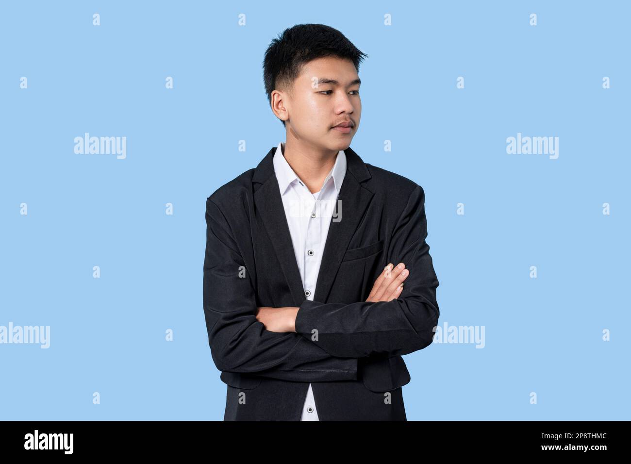 Porträt eines jungen, gutaussehenden asiatischen Geschäftsmannes isoliert auf blauem Hintergrund Stockfoto