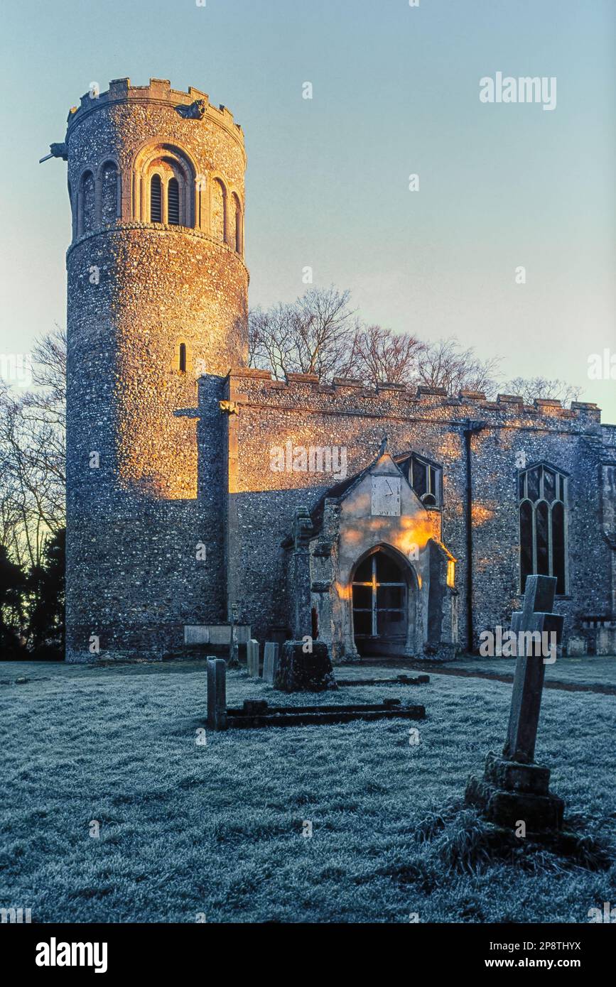 Little Saxham Church, im Winter Blick auf die mittelalterliche Kirche St. Nicholas in Little Saxham mit ihrem sächsischen Rundturm, Suffolk, England, Großbritannien Stockfoto