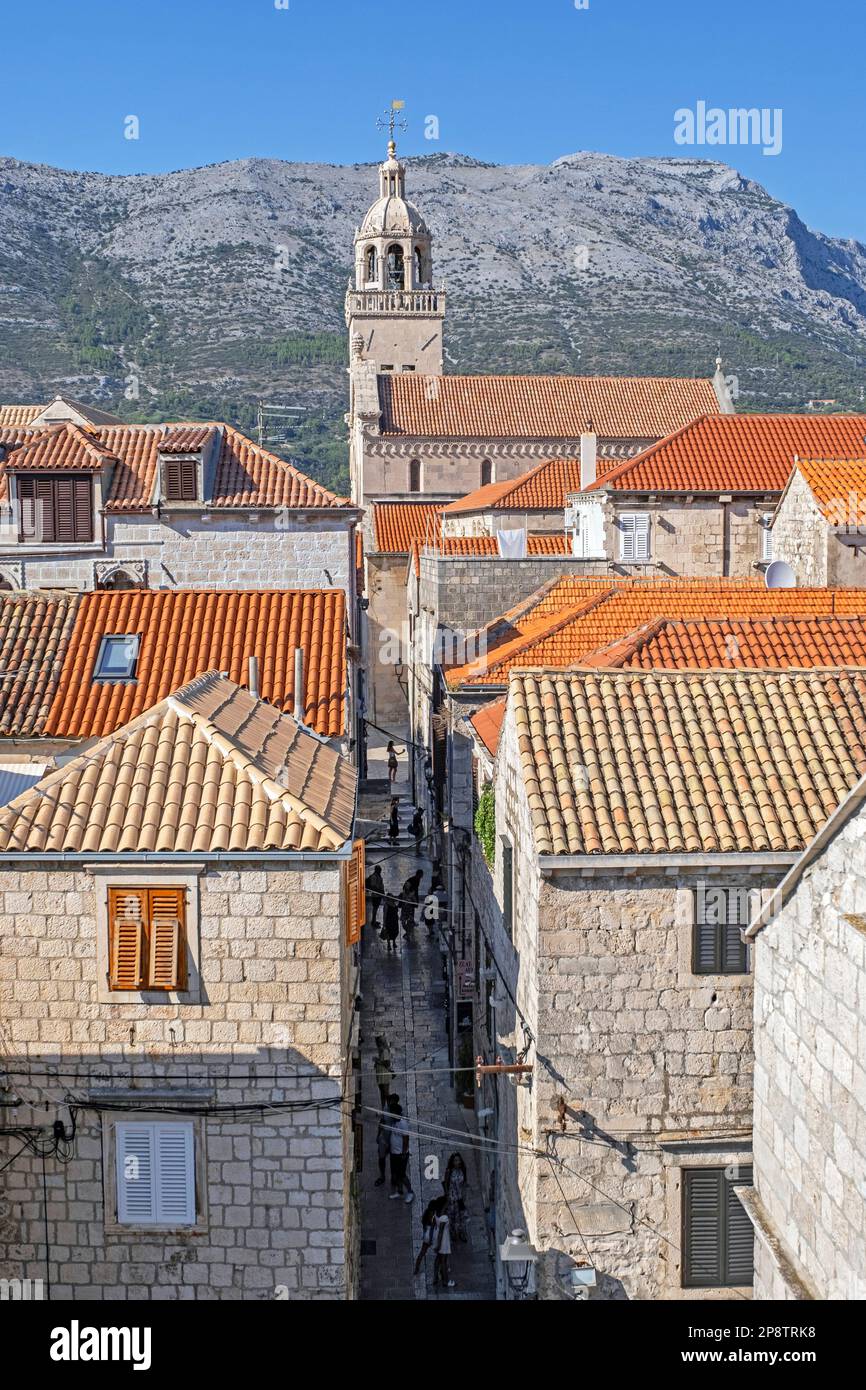 Blick über Häuser und die Kathedrale von St. Mark in der Altstadt Korčula auf der Insel Korčula in der Adria, Dalmatien, Dubrovnik-Neretva, Kroatien Stockfoto