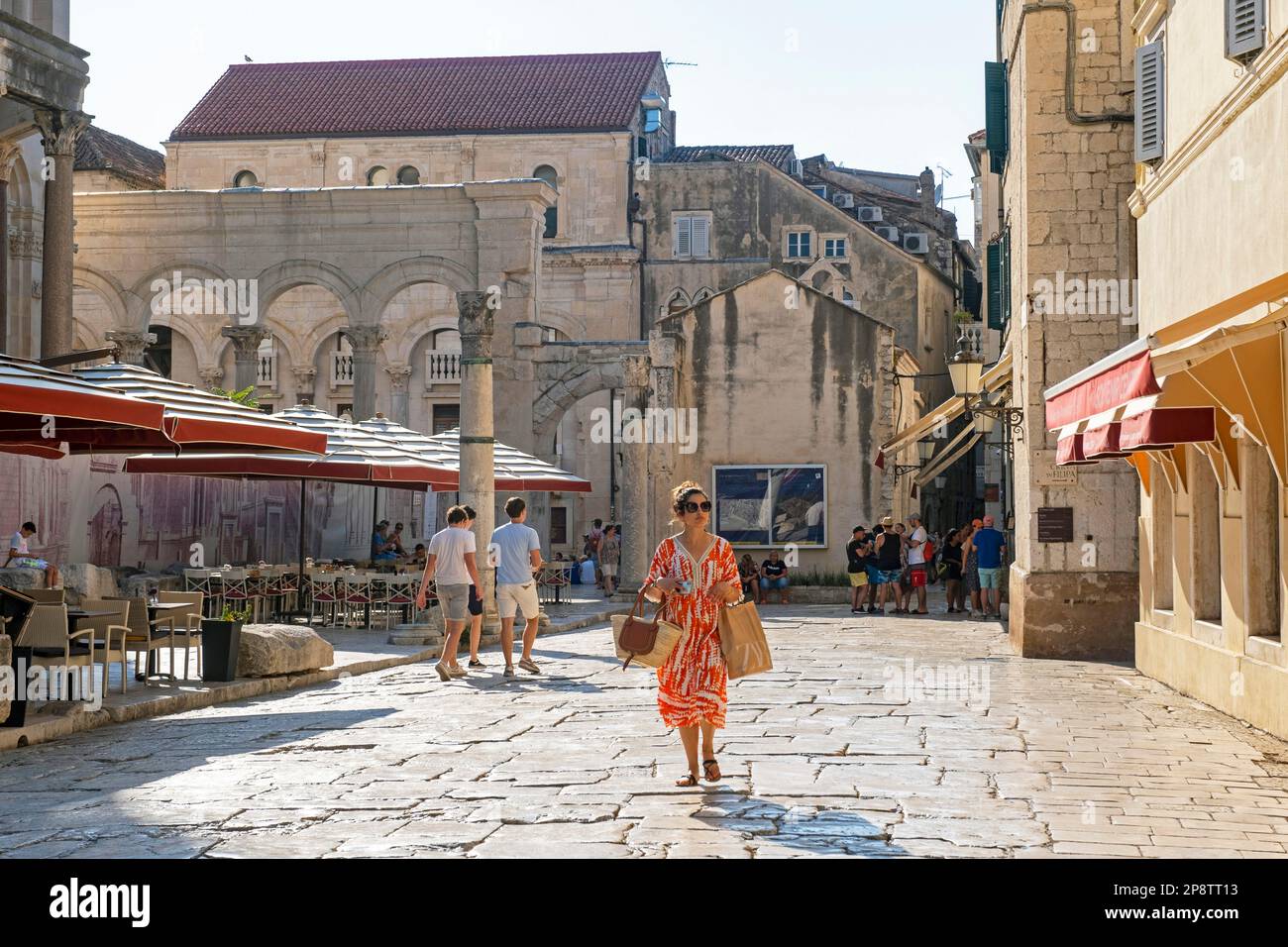 Touristen, die die Ruinen des römischen Diokletianpalastes in der stari-Klasse/Altstadt der Stadt Split, Split-Dalmatien County, Kroatien besuchen Stockfoto
