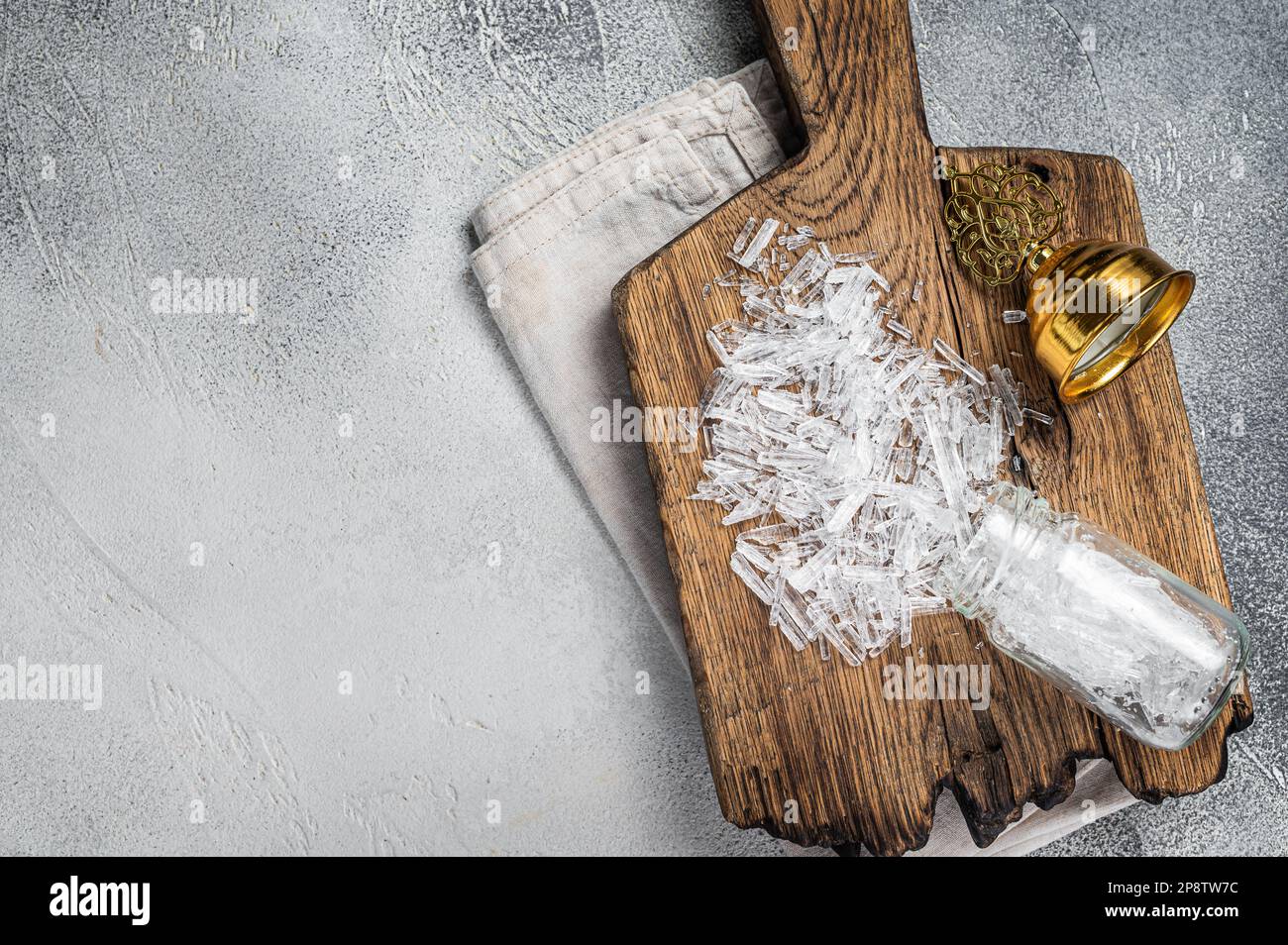 Menthol-Kristalle, Inhaltsstoffe für die Herstellung natürlicher Kosmetika. Weißer Hintergrund. Draufsicht. Speicherplatz kopieren. Stockfoto