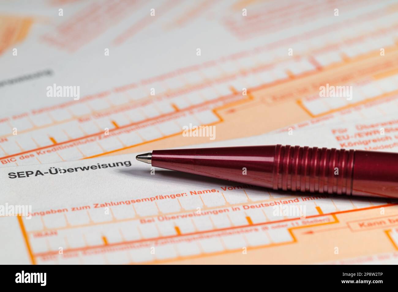 Überweisungsschein für Geld in Europa mit dem Aufdruck „SEPA-Überweisung“, Übersetzung „SEPA-Überweisung“ Stockfoto
