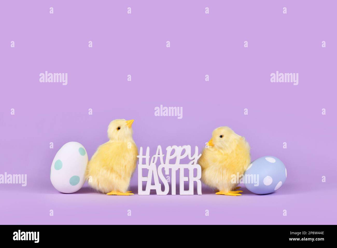 Ostereier, Huhn und Text „Happy Easter“ auf violettem Hintergrund mit Kopierbereich Stockfoto