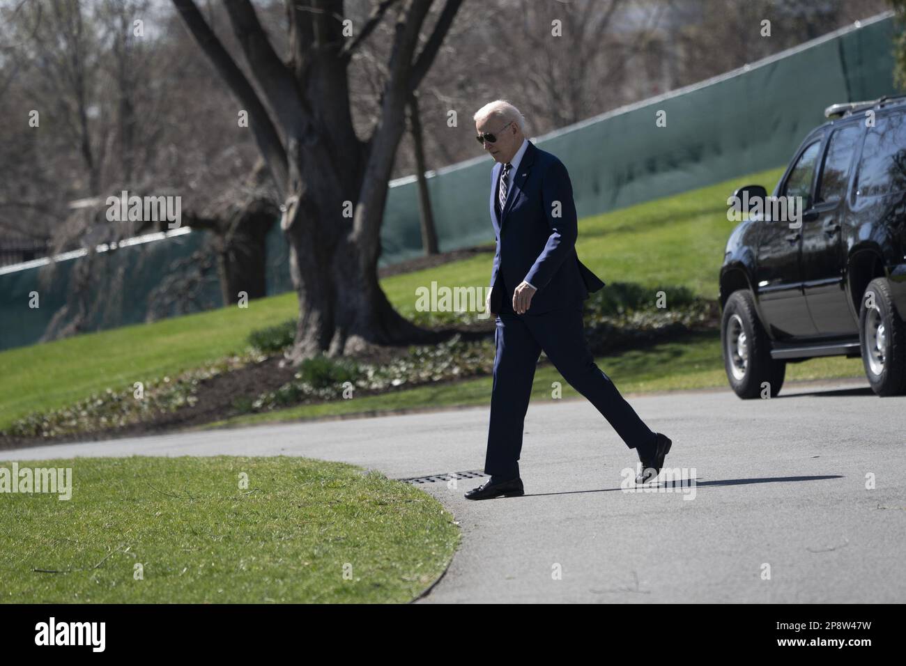 Washington, Usa. 09. März 2023. US-Präsident Joe Biden verlässt das Weiße Haus in Washington, DC, am 9. März 2023 auf dem Weg nach Philadelphia, PA zur Freigabe seines Budgets für das Geschäftsjahr 2024. Foto: Chris Kleponis/UPI Credit: UPI/Alamy Live News Stockfoto