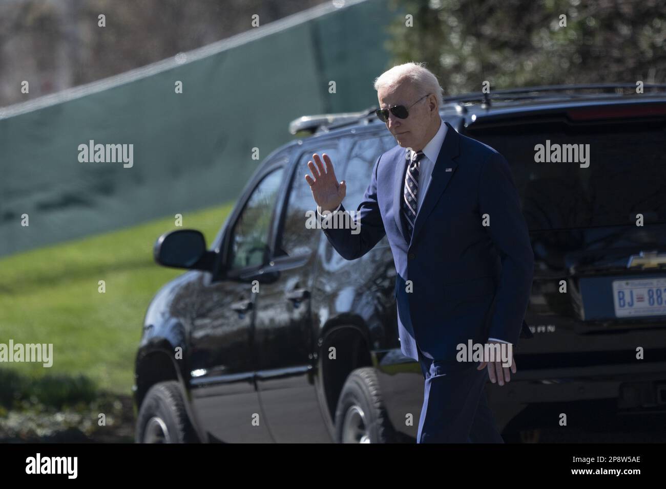 Washington, Usa. 09. März 2023. US-Präsident Joe Biden verlässt das Weiße Haus in Washington, DC, am 9. März 2023 auf dem Weg nach Philadelphia, PA zur Freigabe seines Budgets für das Geschäftsjahr 2024. Foto: Chris Kleponis/UPI Credit: UPI/Alamy Live News Stockfoto