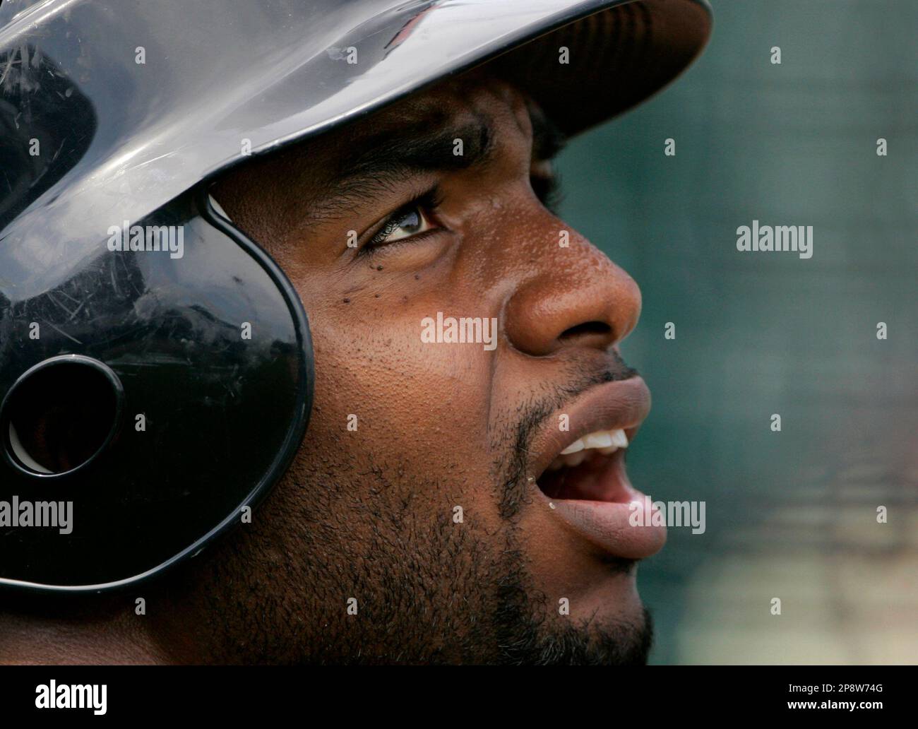 In this Feb. 22, 2009 photo, Minnesota Twins Denard Span watches the flight of a teammates ball during batting practice at a baseball spring training workout, in Fort Myers, Fla. (AP Photo/Steven Senne) Stockfoto