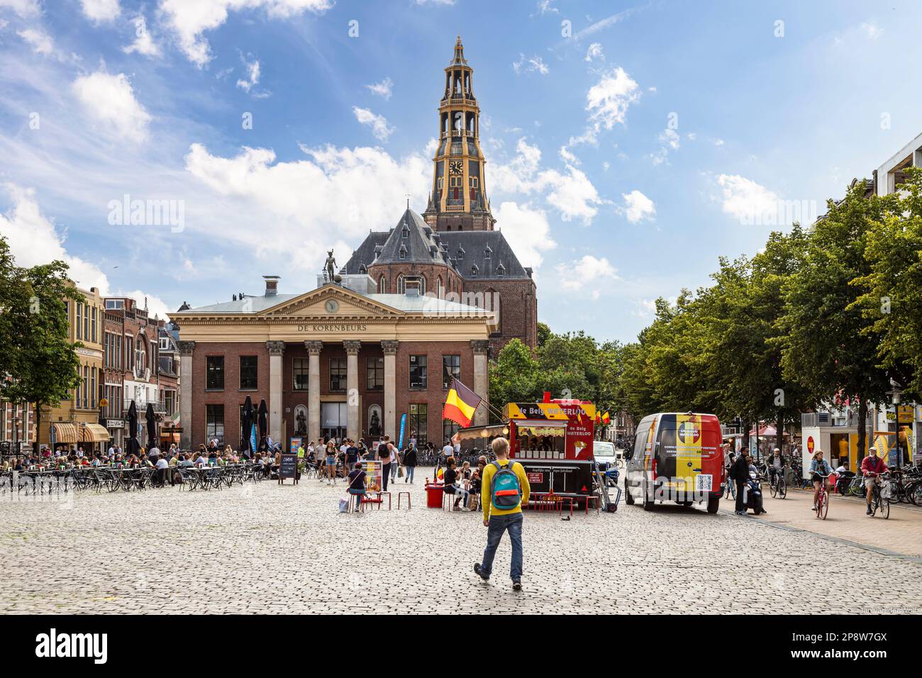 Getreideaustauschgebäude und Kirchturm auf dem Fischmarktplatz in der Studentenstadt Groningen. Stockfoto