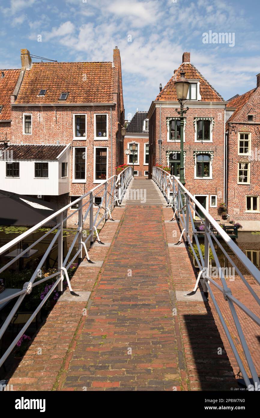 Alte Häuser entlang des Kanals in der malerischen Stadt Appingedam in der Provinz Groningen, Niederlande. Stockfoto