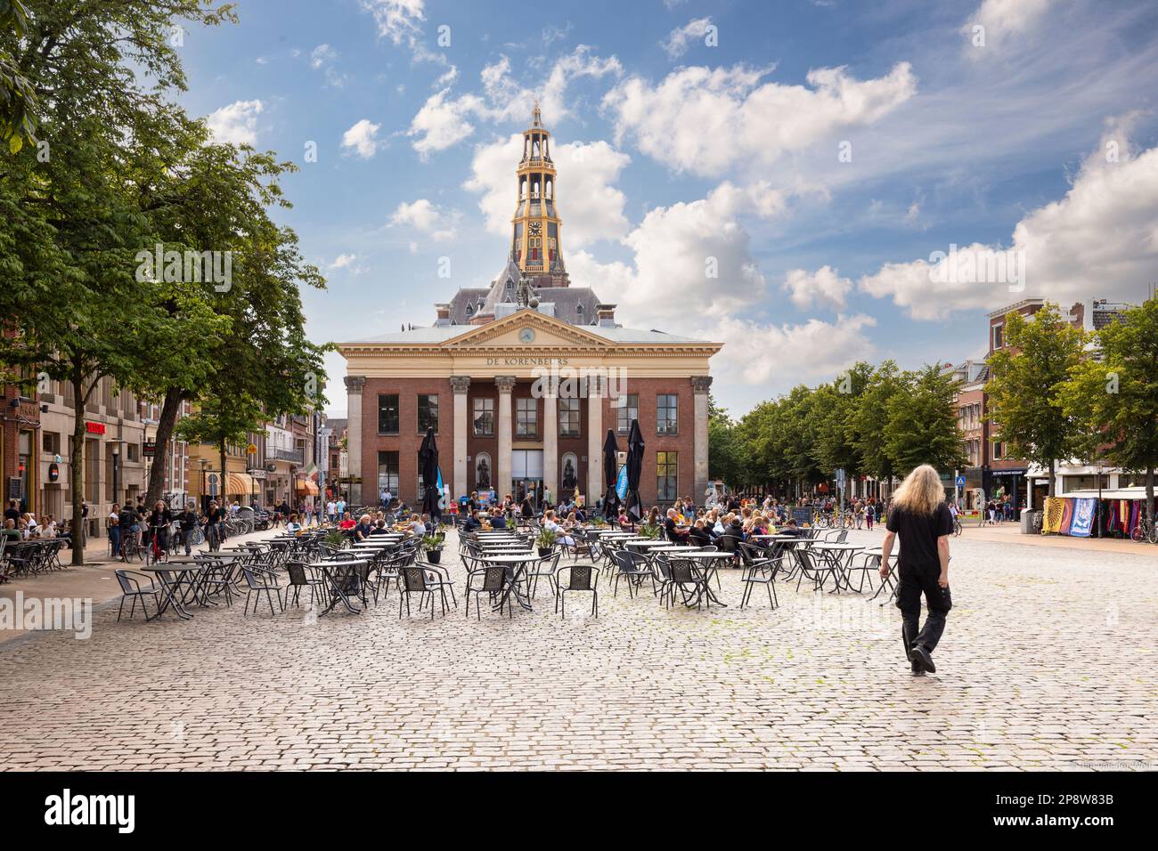 Getreideaustauschgebäude und Kirchturm auf dem Fischmarktplatz der Studentenstadt Groningen in den Niederlanden. Stockfoto